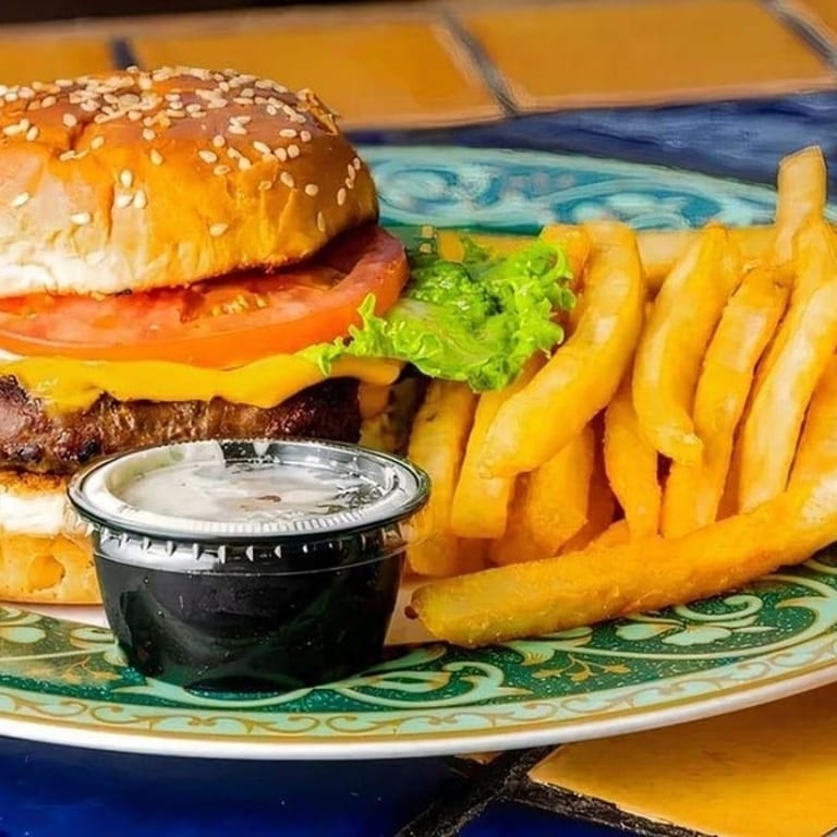 Classic Cheeseburger: A Juicy American Favorite